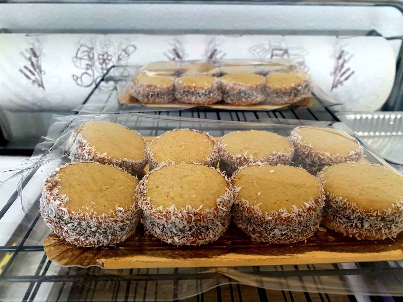 Alfajores con coco rallado en bandeja